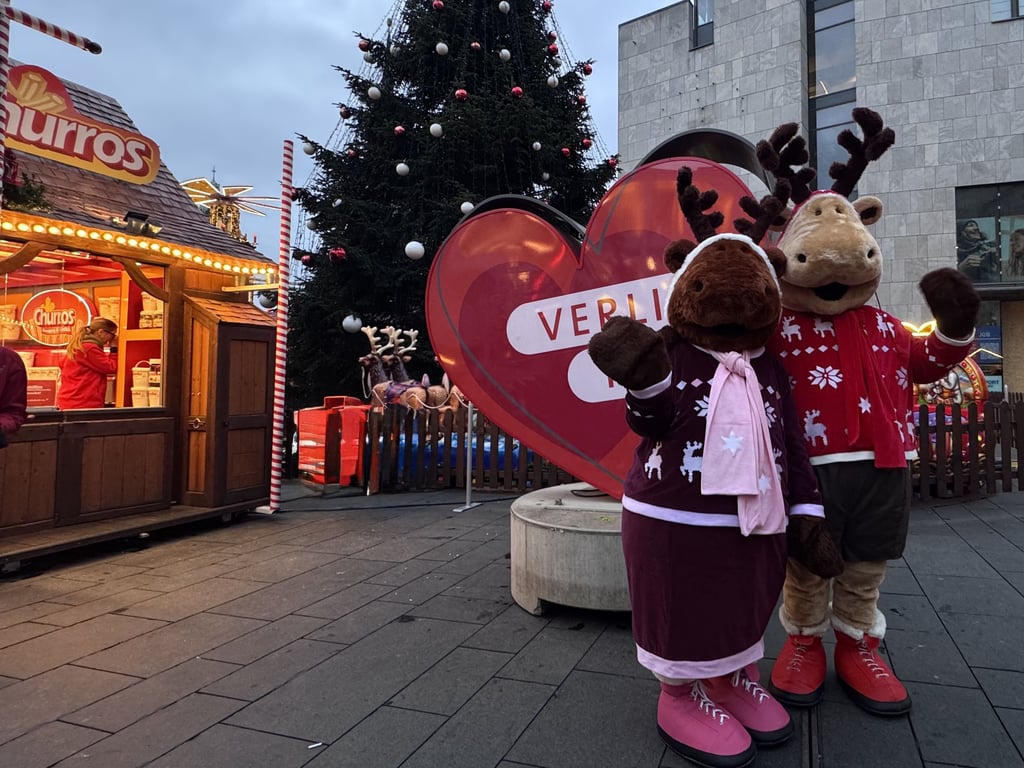 Jetzt geht es auch in Halle los mit dem Weihnachtsmarkt. Mit dabei sind wie immer die Rentiere Rudi und Finni.