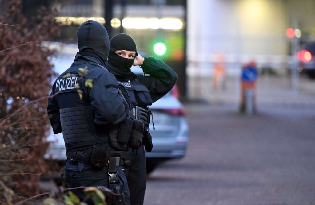 Beamte vor der Haftvorführung des mutmaßlichen Drahtziehers der Anschläge auf die Gasleitung Nord-Stream.