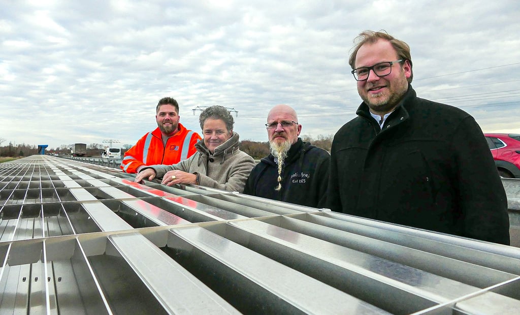 Die Lamellen sollen es richten: 4Silence-Mitinhaber Mirco Efkemann, Ministerin Lydia Hüskens, Mirco Stein von der Bürgerinitiative und der Landtagsabgeordnete Konstantin Pott (v. l.) begutachten die Diffraktoren. 