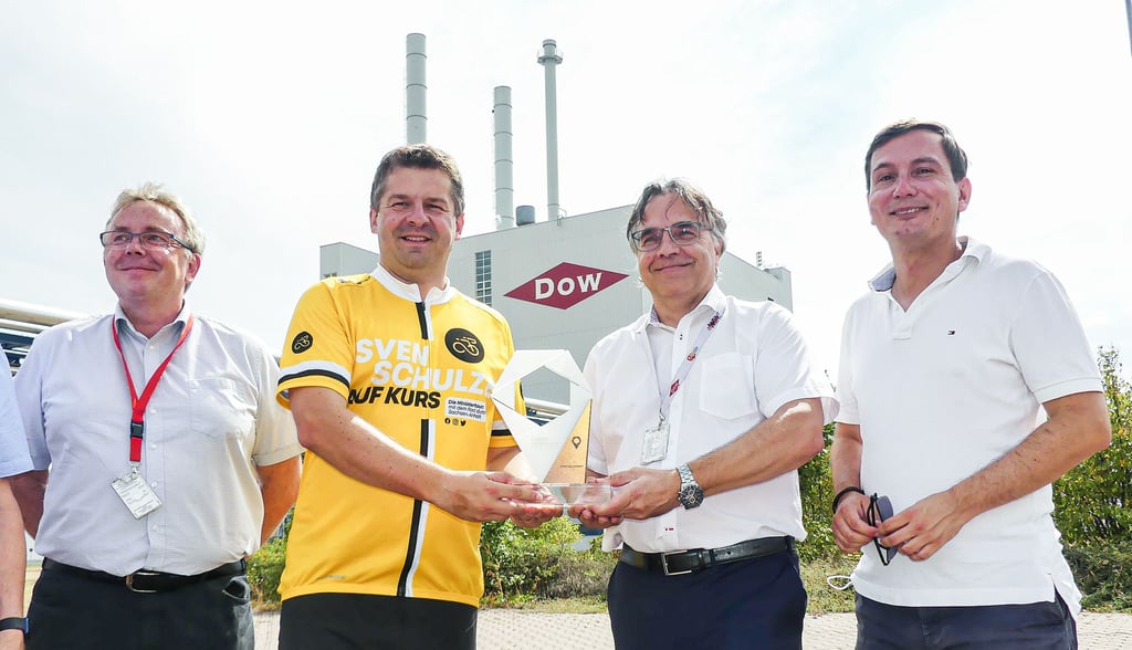 Ein Bild aus einer anderen Zeit: Vor drei Jahren überreichte Wirtschaftsminister Sven Schulze dem damaligen Dow-Geschäftsführer Carlo de Smet die Auszeichnung als „Zukunftsort“ in Sachsen-Anhalt. Heute sind der US-Konzern und sein Value Park in Schkopau Sorgenkinder des Landes. 