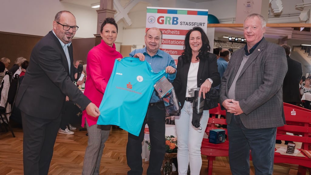Die Fußballer erhielen von der Salzlandsparkasse Trikots für die Spieler.