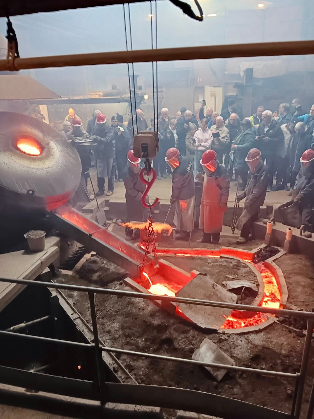 Kirche in Ditfurt: Glockenguss live erlebt: Harzer reisen 330 Kilometer für ein historisches Ereignis