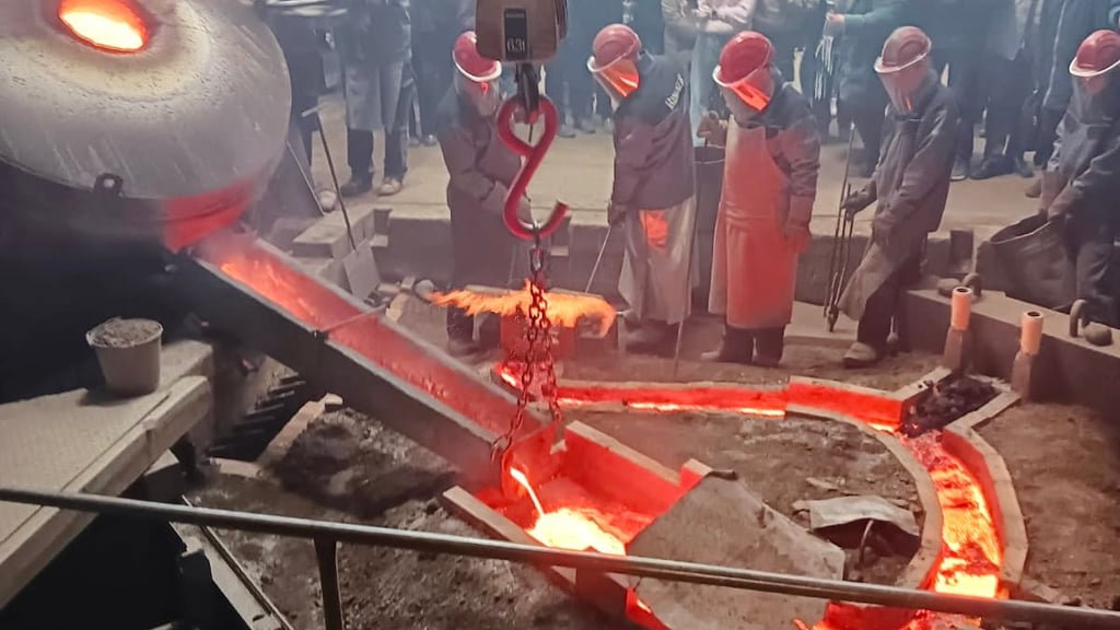 Über einen fast schneckenförmigen Kanal fließt die heiße Bronze in Glocken-Hohlräume.