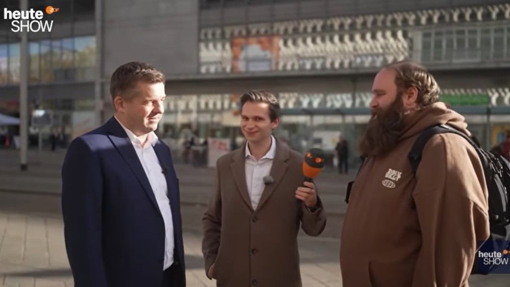 Der amtierende Wirtschaftsminister und Spitzenkandidat der CDU, Sven Schulze (links), war in der ZDF heute-show zu Gast. Reporter Fabian Köster (Mitte) hat ihn in der Landeshauptstadt Magdeburg besucht.