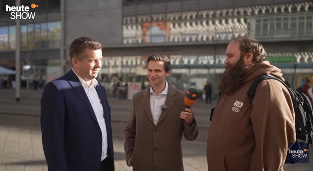 Der amtierende Wirtschaftsminister und Spitzenkandidat der CDU, Sven Schulze (links), war in der ZDF heute-show zu Gast. Reporter Fabian Köster (Mitte) hat ihn in der Landeshauptstadt Magdeburg besucht.
