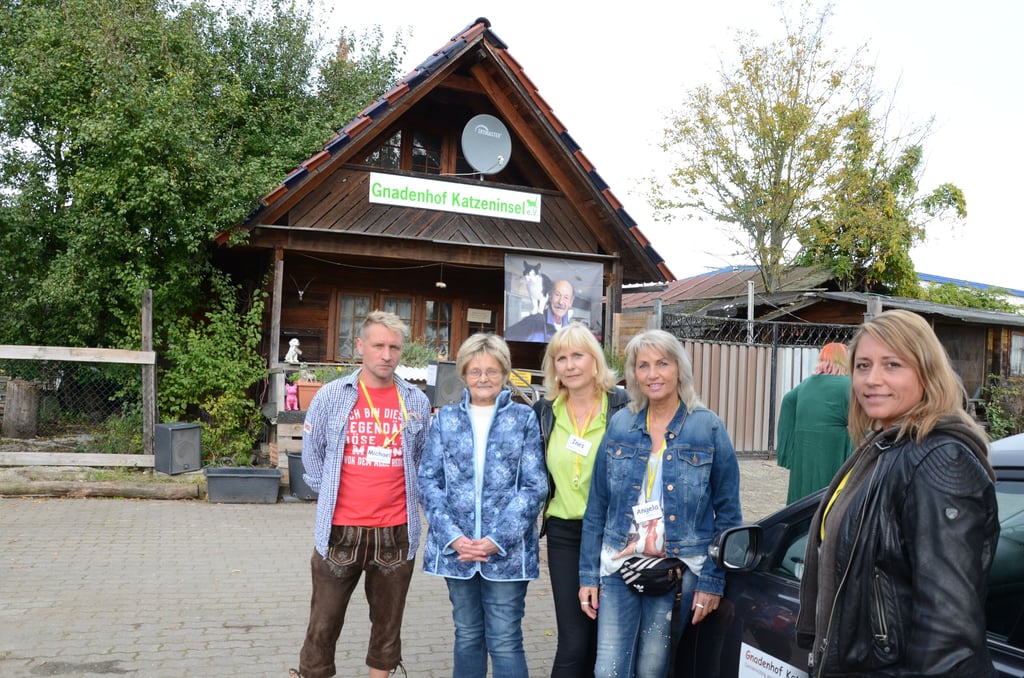 Der Verein Gnadenhof „Katzeninsel“ in  Magdeburg-Rothensee,  hier bei der Gedenkfeier und dem Neuanfang nach dem Tod von Konrad Trummer. Neuer Vorstand von links: Michael Schneider, Petra Trummer, Ines Berger, Angela Steiniger und Nicole Schneider, Es fehlt Vorstandsmitglied Elona Goldhagen. 