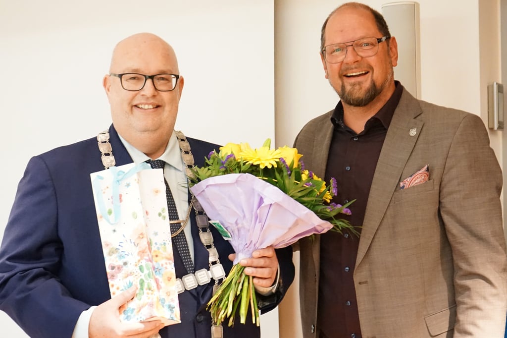 Mike Steffens wurde zum Bürgermeister vereidigt. Einer der ersten Gratulanten war Landrat Martin Stichnoth.