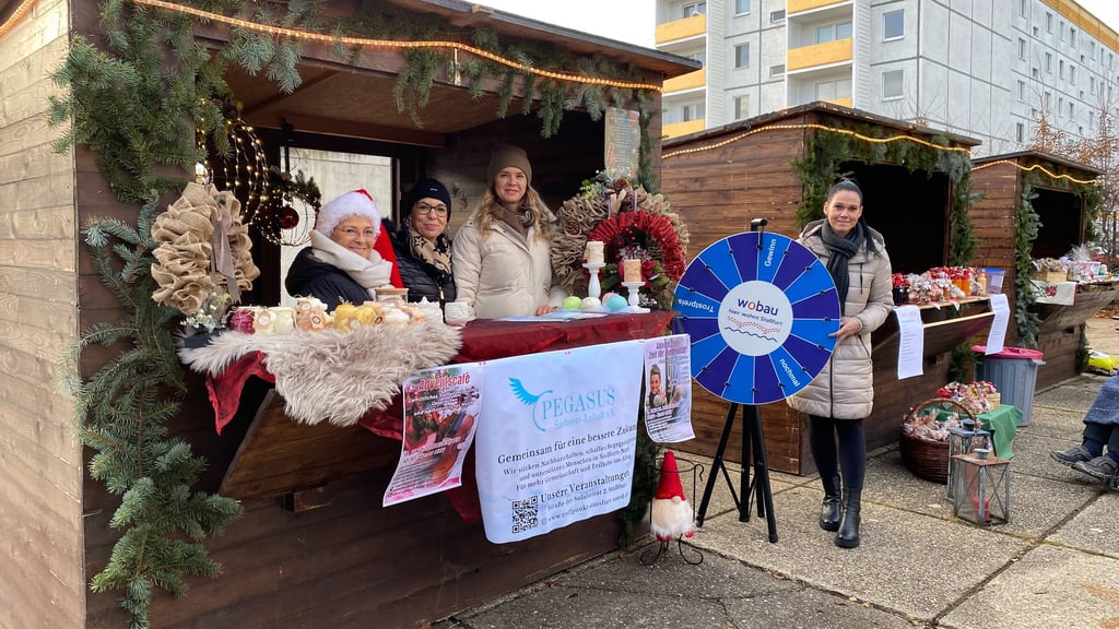 Initiatoren des Wintermarkts in Staßfurt-Nord (von links): Quartiersmanagerin Beate Kranz, Cathleen Abram von der Wobau, Quartiersmitarbeiterin Anastasiia Volotovska, Jessica Spalteholz, ebenfalls Wobau.