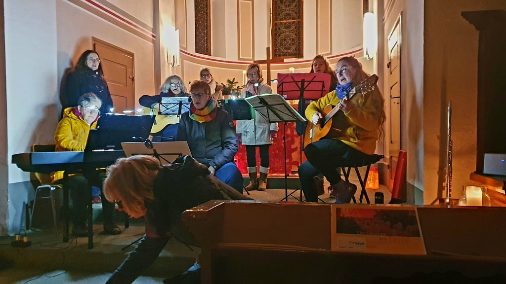 Der "Lebendige Adventskalender" hat in Gerwisch Tradition: Seit 2008 treffen sich Jung und Alt wie hier in der Kirche in Gerwisch