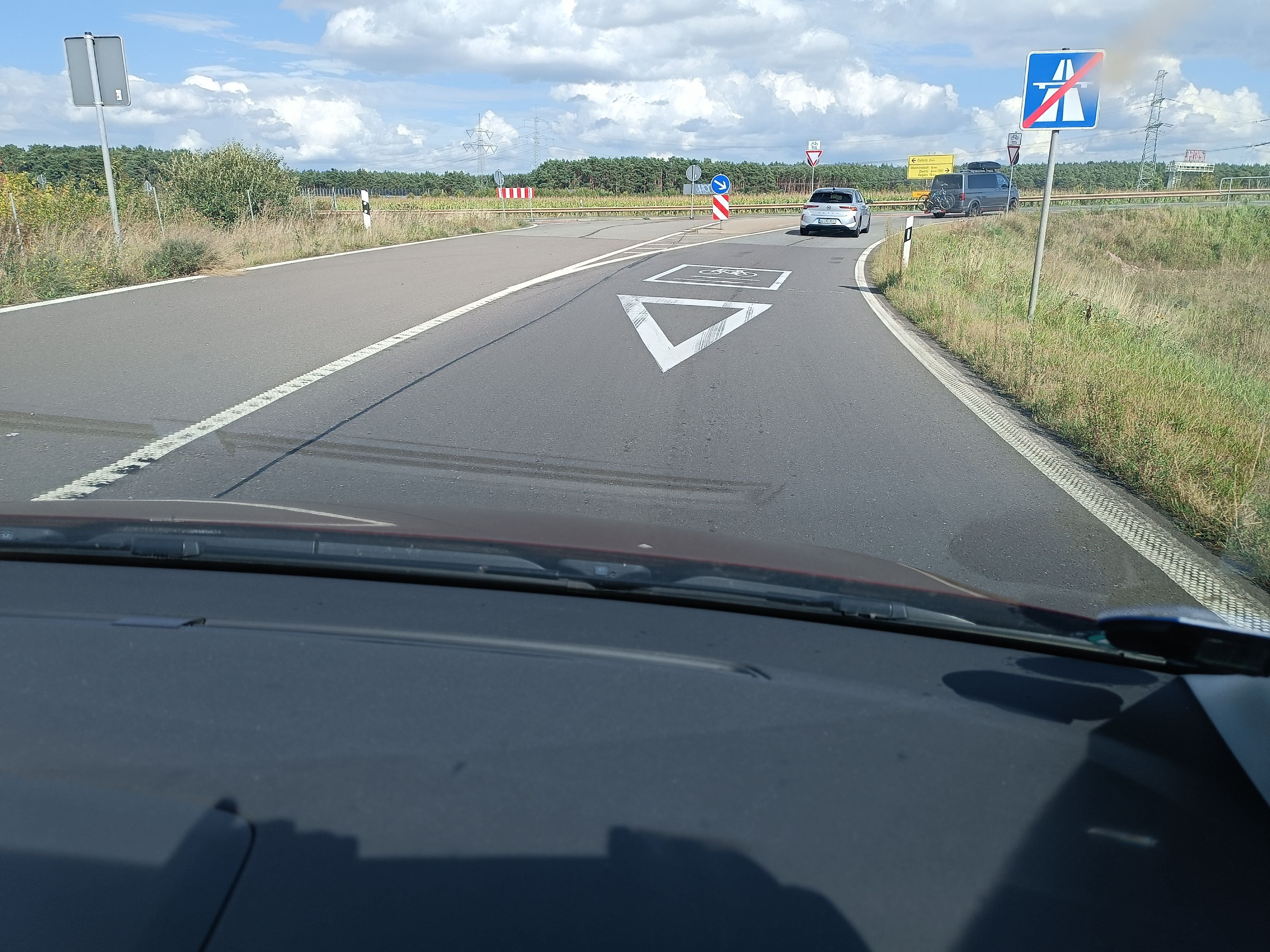 Kampf um mehr Sicherheit für Radfahrer: Leser kritisiert Behörden: Warum gibt es an der A14 in der Börde mehr Schutz für Radler als im Harz?