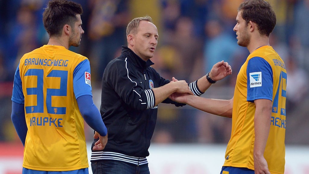 Wiedersehen in Braunschweig: Ex-Coach Torsten Lieberknecht (M) trainiert jetzt den nächsten Gegner 1. FC Kaiserslautern. Dennis Kruppke (l) und Ken Reichel (r) sind jetzt Sportkoordinator und Vizepräsident in Braunschweig.