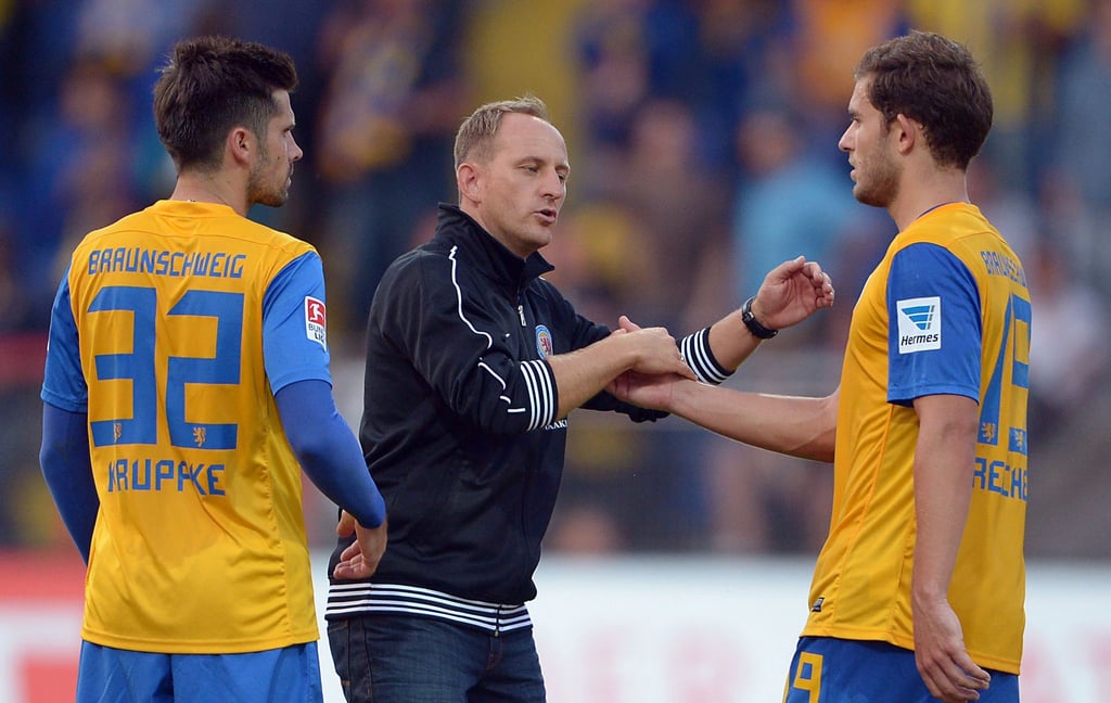 Wiedersehen in Braunschweig: Ex-Coach Torsten Lieberknecht (M) trainiert jetzt den nächsten Gegner 1. FC Kaiserslautern. Dennis Kruppke (l) und Ken Reichel (r) sind jetzt Sportkoordinator und Vizepräsident in Braunschweig.
