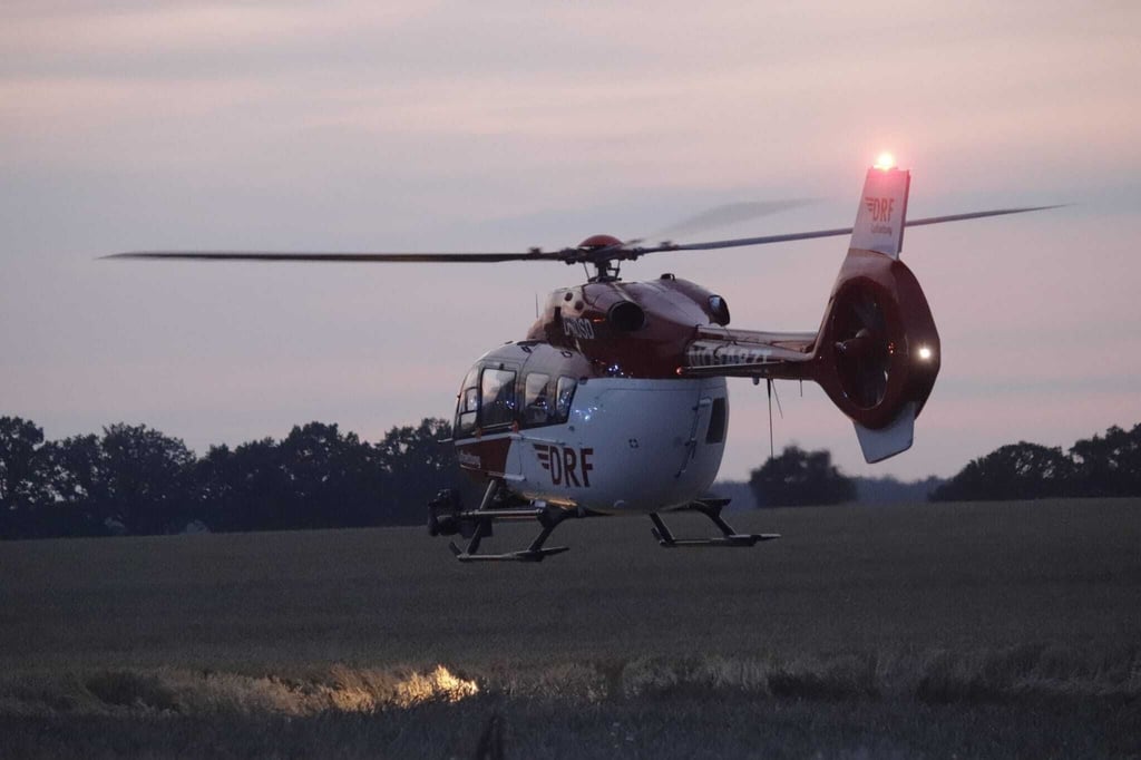 Ein Rettungshubschrauber war in der Nacht am Autobahndreieck Barnim im Einsatz, nachdem sich ein Kleintransporter überschlagen hatte. (Symbolbild)