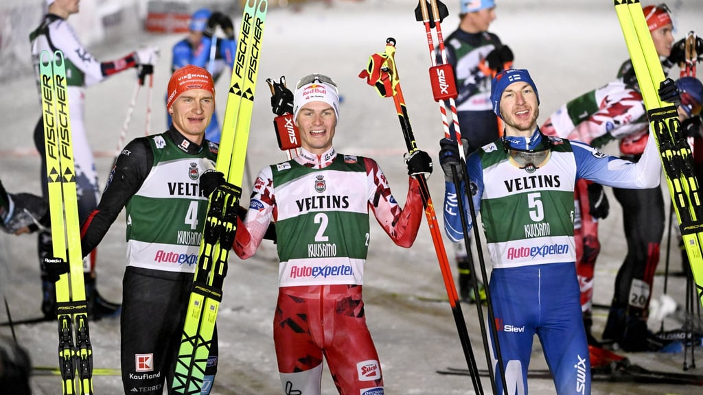 Julian Schmid aus Deutschland (l) freut sich über den geglückten Saisonauftakt.