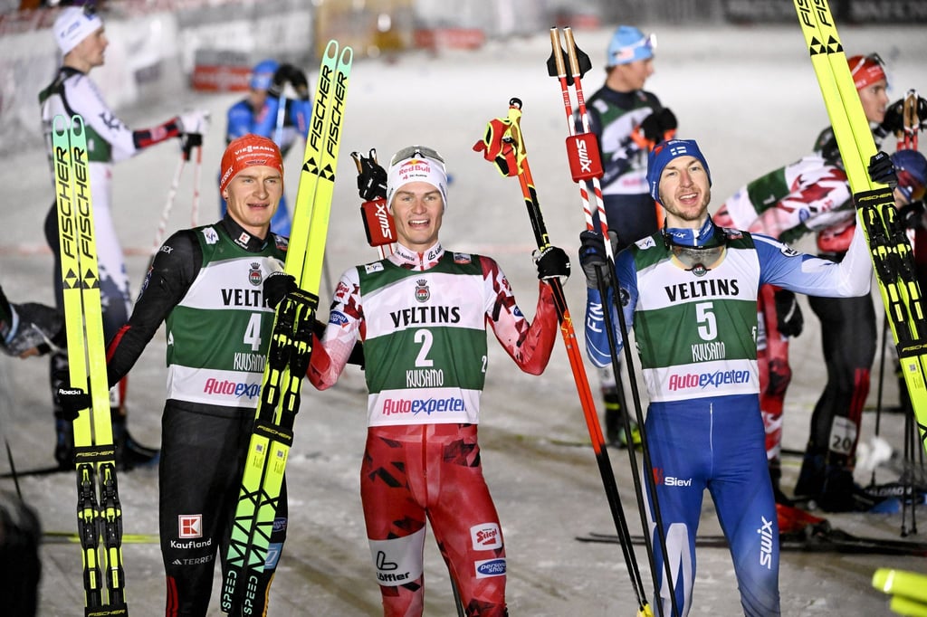 Julian Schmid aus Deutschland (l) freut sich über den geglückten Saisonauftakt.