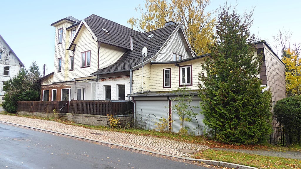 Das Gebäude in Elend, in dem sich früher ein Café befand, wird im Dezember 2025 versteigert.