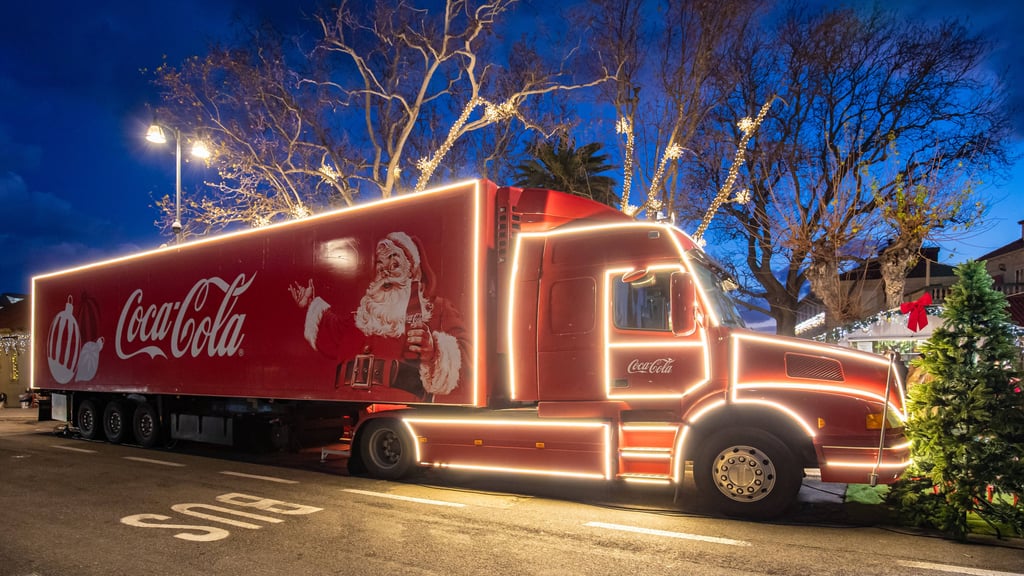 Sie locken zahlreiche Schaulustige und Weihnachtsfans: Auch 2025 gehen die Coca-Cola-Trucks im Advent auf Tour durch Deutschland.&nbsp;