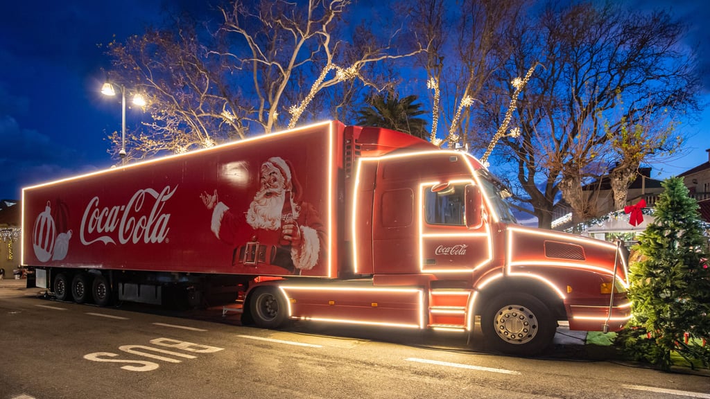 Sie locken zahlreiche Schaulustige und Weihnachtsfans: Auch 2025 gehen die Coca-Cola-Trucks im Advent auf Tour durch Deutschland. 