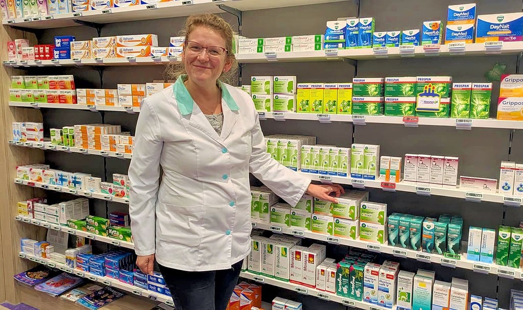 Bianca Kratzenberger und ihre Kollegen in der Apotheke am Kornhausplatz in Bitterfeld sind für den Winter gerüstet. 