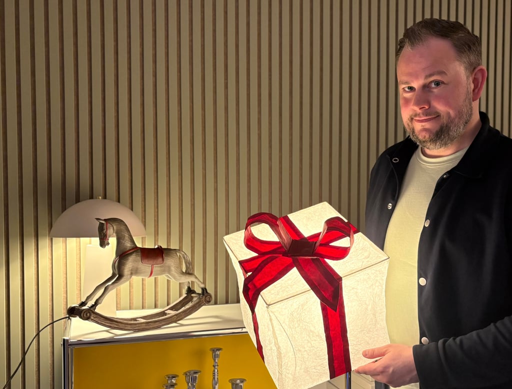 Immobilienmakler Daniel Grünke ist Initiator des lebendigen Adventskalenders, der von Händlern, Gastronomen und Akteuren in der Innenstadt von Burg gestaltet wird.