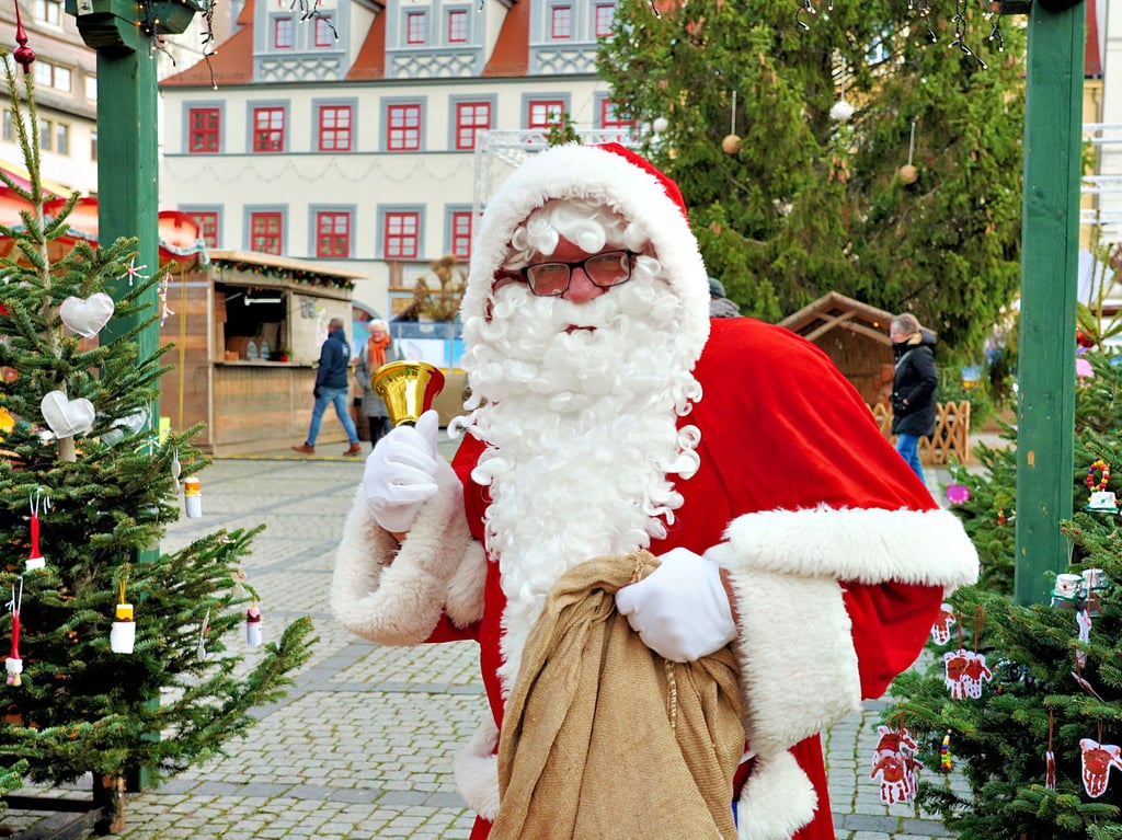 Ist so gut wie den ganzen Dezember der „Stammplatz“ von Naumburgs Weihnachtsmann Hubert Lienau: der Weihnachtsmarkt der Domstadt.