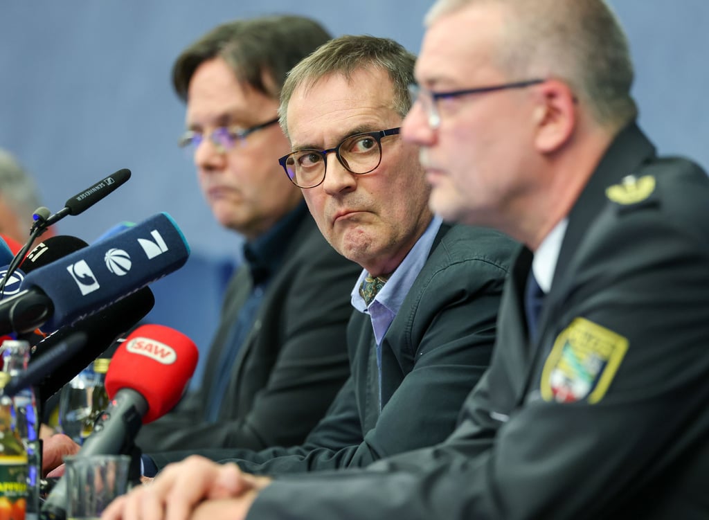 Horst Walter Nopens (M), Leitender Oberstaatsanwalt in Magdeburg, bei einer Pressekonferenz am Tag nach der tödlichen Attacke auf dem Weihnachtsmarkt.