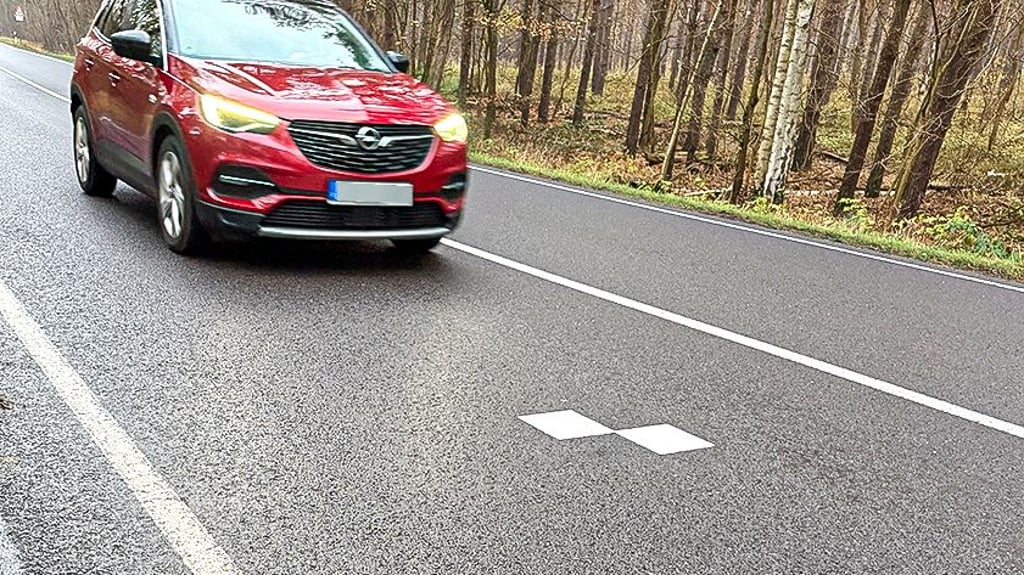 Zahlreiche solcher Zeichen finden sich auf der Fahrbahn der B107, hier zwischen Hohengöhren und Klietz.