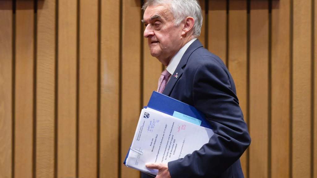 NRW-Innenminister Herbert Reul äußerte sich zum Vorfall in Bochum, bei dem ein Schuss auf eine Zwölfjährige fiel.