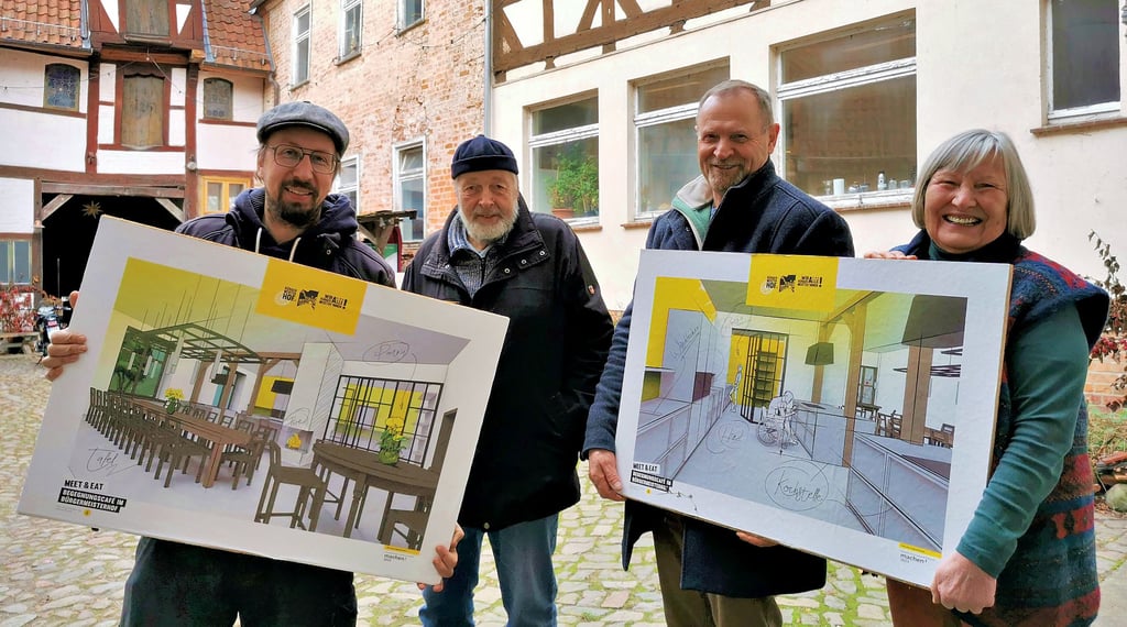 Jacob Blödow (von links) Ullrich Lemme, Heinrich Laing und Sabine Spangenberg stehen vor dem Gebäudeteil, der nun ausgebaut wird. Sie zeigen, in welchem Stil das Begegnungscafé 2026 entstehen soll.