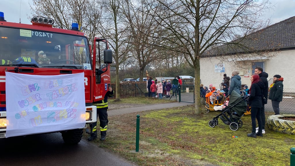 „Eine Frau voller Talente geht geruhsam nun in Rente“ heißt es bei der Überraschung zum anstehenden Ruhestand für Manuela Deicke, Leiterin der Kita in Derben.