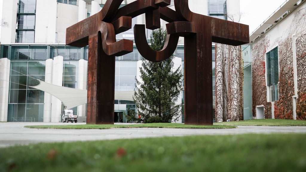 Jedes Jahr kommt der Weihnachtsbaum für das Kanzleramt aus einem anderen Bundesland. (Archivbild)