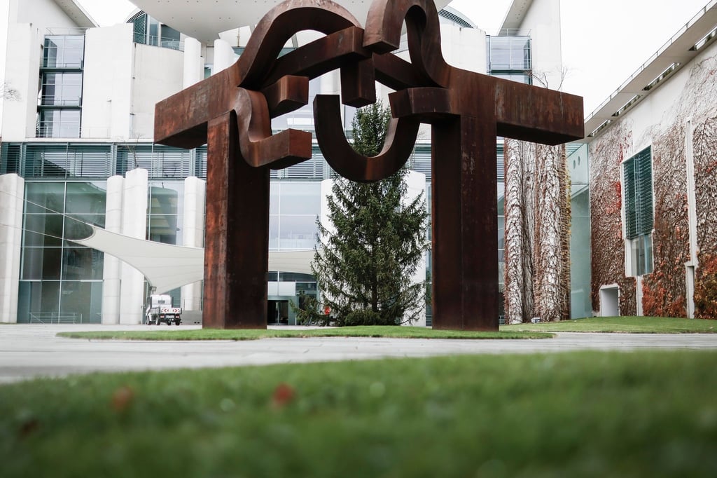 Jedes Jahr kommt der Weihnachtsbaum für das Kanzleramt aus einem anderen Bundesland. (Archivbild)