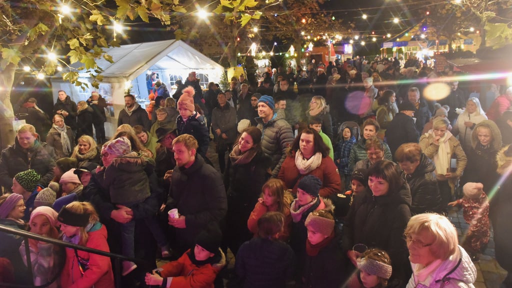 Der Weihnachtsmarkt rund um die Festscheune in Röblingen ist beliebt im Seegebiet Mansfelder Land. Hier ein Foto aus den Vorjahren.