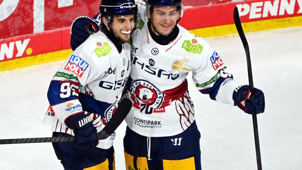 Angreifer Frederik Tiffels (l.) traf zum 4:1 der Eisbären Berlin bei den Grizzlys Wolfsburg.