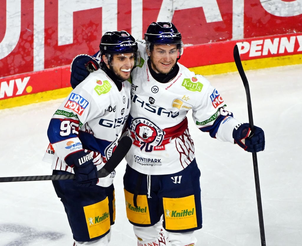 Angreifer Frederik Tiffels (l.) traf zum 4:1 der Eisbären Berlin bei den Grizzlys Wolfsburg.