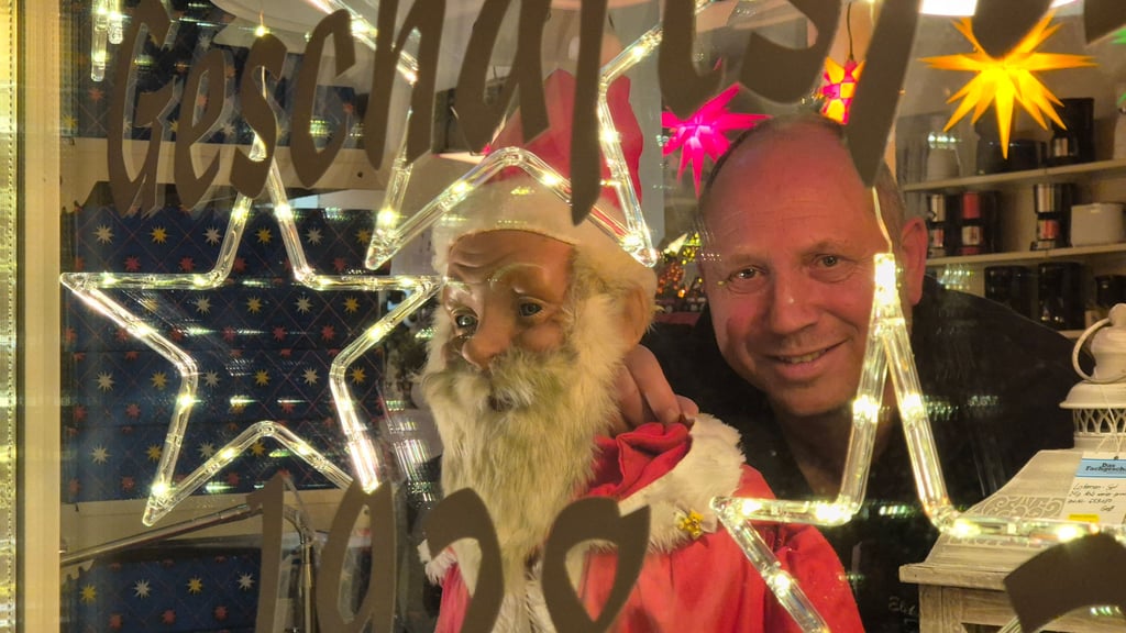 Angekommen im Elektrohaus: Frank Schlink hat den über 60 Jahre alten Weihnachtmann, der einst das Schaufenster der Bären-Drogerie in Harzgerode schmückte, restaurieren lassen. 