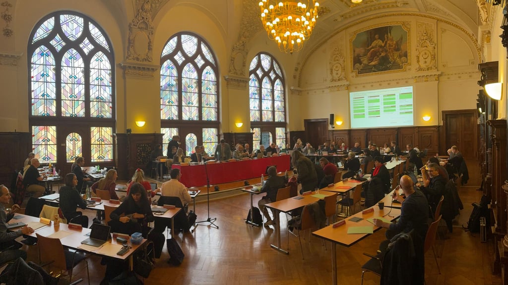 Der hallesche Stadtrat tagt im Festsaal des Stadthauses.