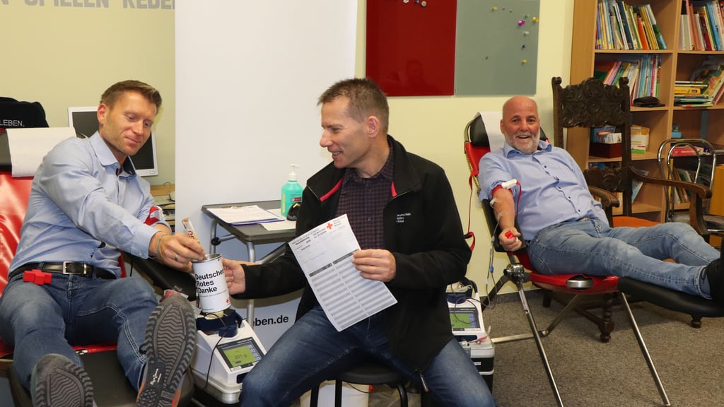 Zum Auftakt der Spendensammlung kam der Schirmherr Martin Tunsch (links) mit dem Vorstandsvorsitzenden Torsten Winkelmann (rechts) und dem Geschäftsführer Guido Fellgiebel zur Blutspende nach Ummendorf.