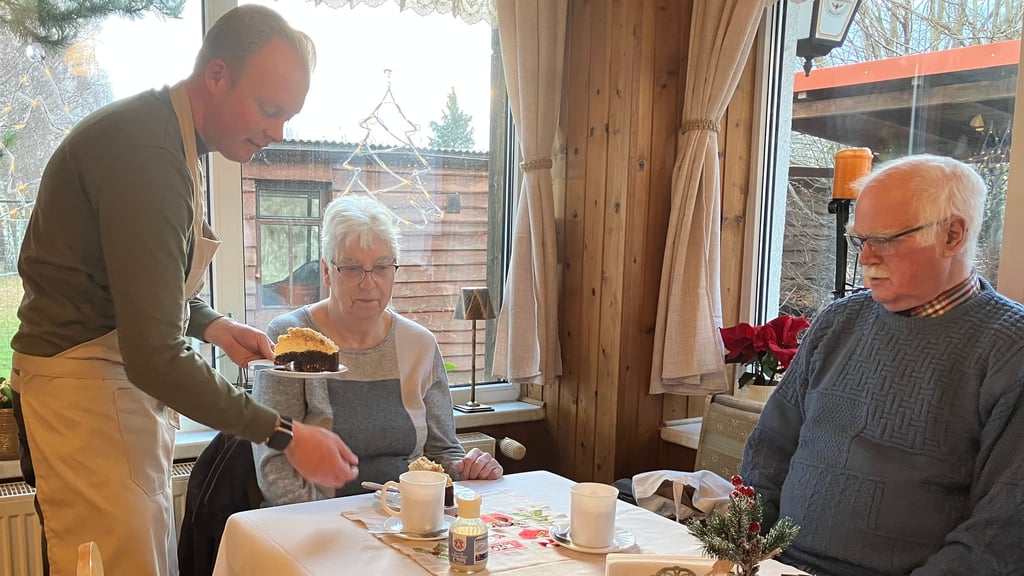 Chris Rack kredenzt Renate und Wolfgang Barth Kaffee und selbstgebackenen Kuchen. 