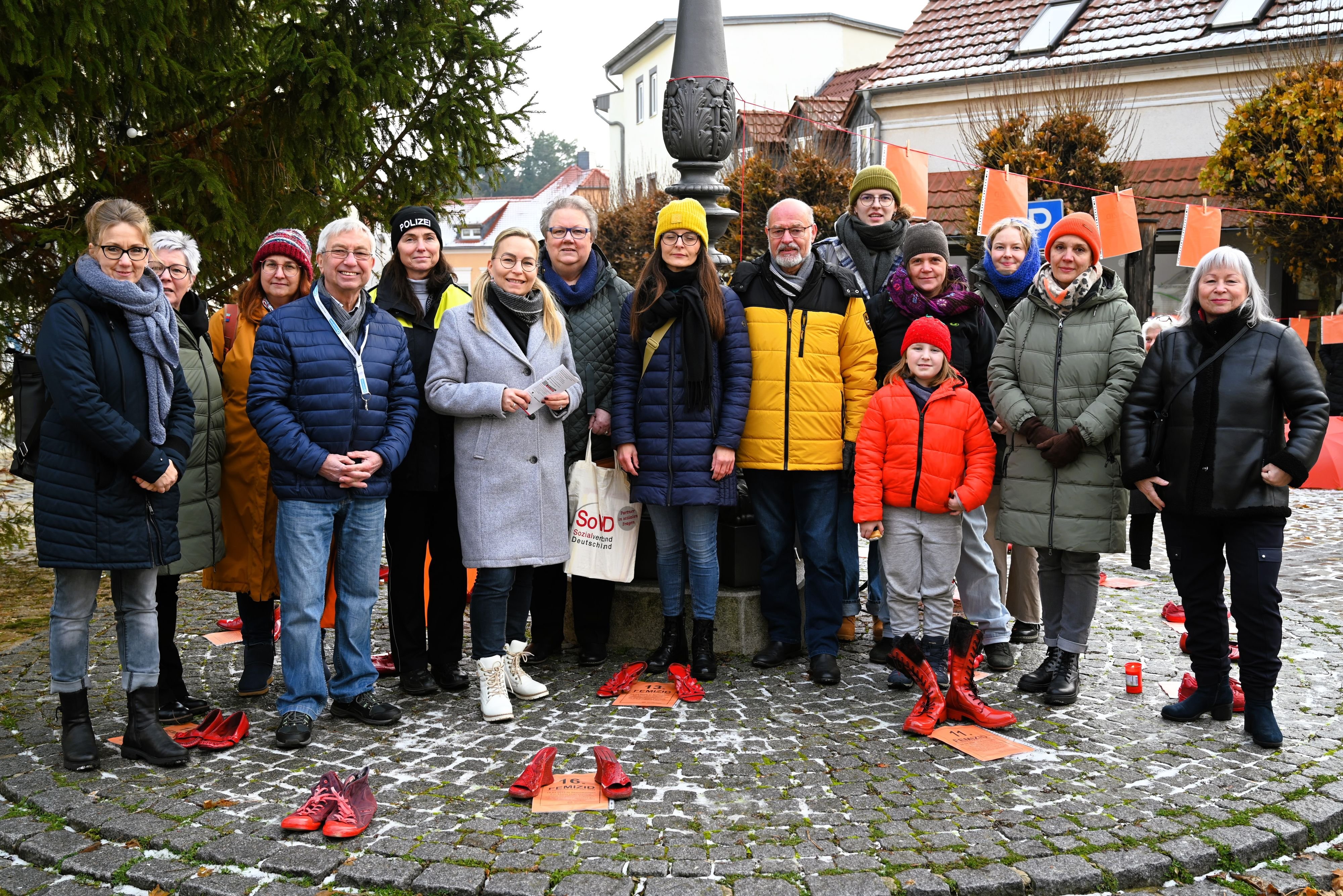 Aktion in der Börde: Kunstaktion mit Hintergrund: Rote Schuhe auf dem Marktplatz in Wanzleben