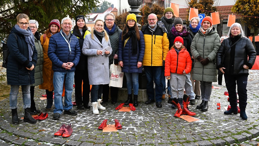 Die Aktion „Rote Schuhe“ auf dem Marktplatz in Wanzleben hat zahlreiche Bürger angelockt.