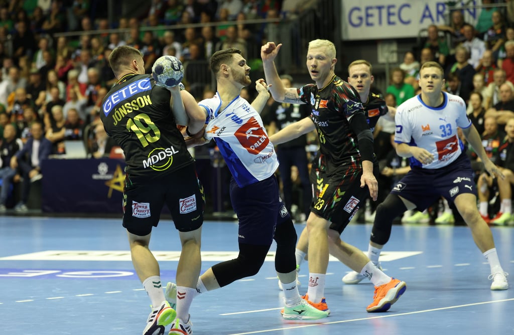 Elvar Örn Jonsson stoppt hier im Spiel gegen Wisla Plock (27:26) Mitja Janc. Magnus Saugstrup, Omar Ingi Magnusson und Dawid Dawydzik (r.) beobachten die Szene. 