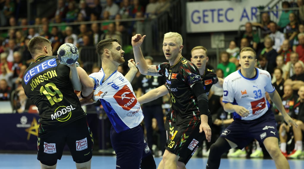 Elvar Örn Jonsson stoppt hier im Spiel gegen Wisla Plock (27:26) Mitja Janc. Magnus Saugstrup, Omar Ingi Magnusson und Dawid Dawydzik (r.) beobachten die Szene. 