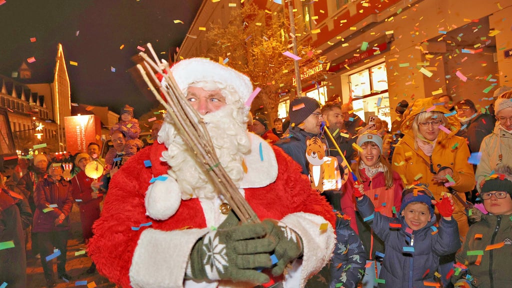 Der Weihnachtsmann darf bei der Eröffnung des Ascherslebener Weihnachtsmarktes nicht fehlen.