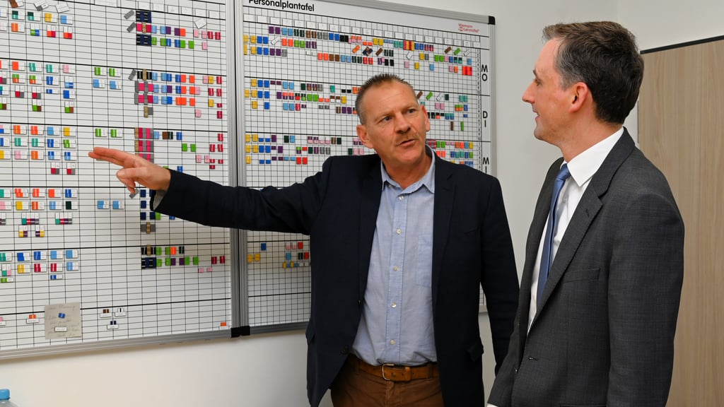 Der Schulleiter der Gemeinschaftsschule Wanzleben, Steffen Armgart (links), erläutert Sachsen-Anhalts Bildungsminister Jan Riedel (CDU) die Personalplanung.