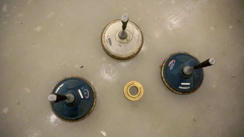 Auf dem Zerbster Weihnachtsmarkt 2025 findet erstmals eine Meisterschaft im Eisstockschießen statt.