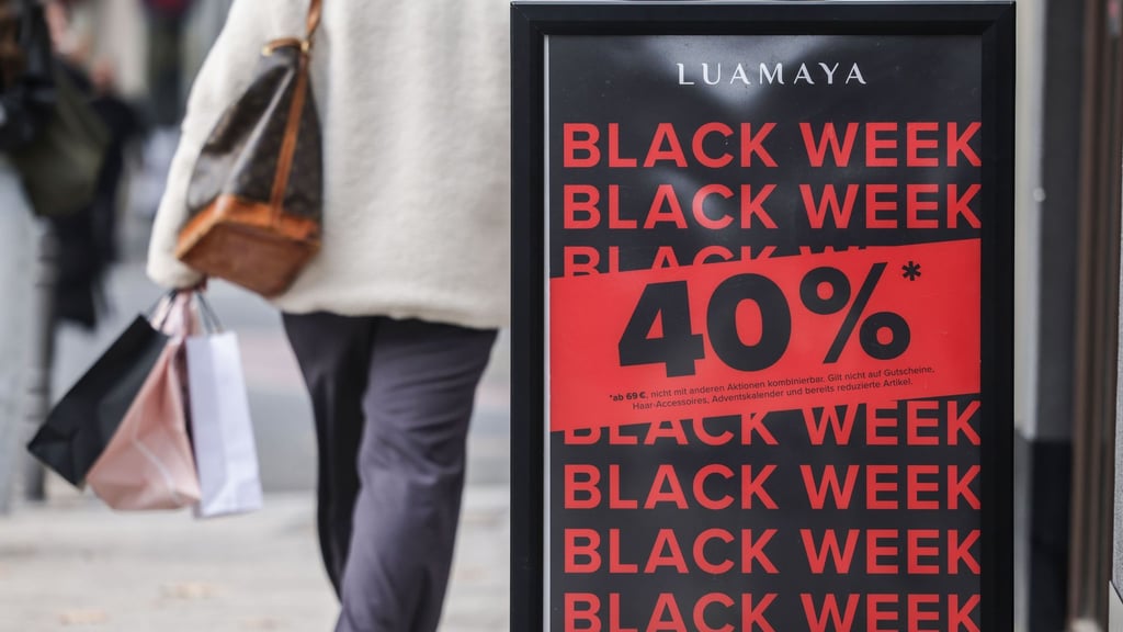 Viele Händler werben im November mit hohen Rabatten.