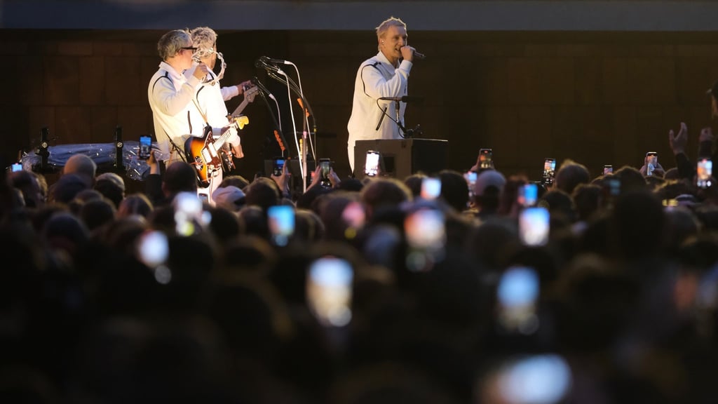 Bei einem Überraschungskonzert in Chemnitz hatte Kraftklub das neue Album „Sterben in Karl-Marx-Stadt“ Ende Mai angekündigt. Nun erscheint es am 28. November. (Archivbild)