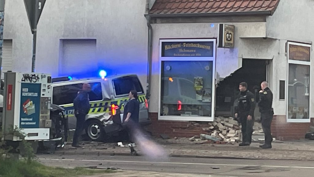 Am Donnerstagabend, 17. April 2025, ist es in Stendal Nord an der Kreuzung Galgenberg/Mannsstraße zu einem Verkehrsunfall gekommen. Ein Polizeiwagen ist mit einem BMW kollidiert und in die Bäckerei Ilchmann gefahren.