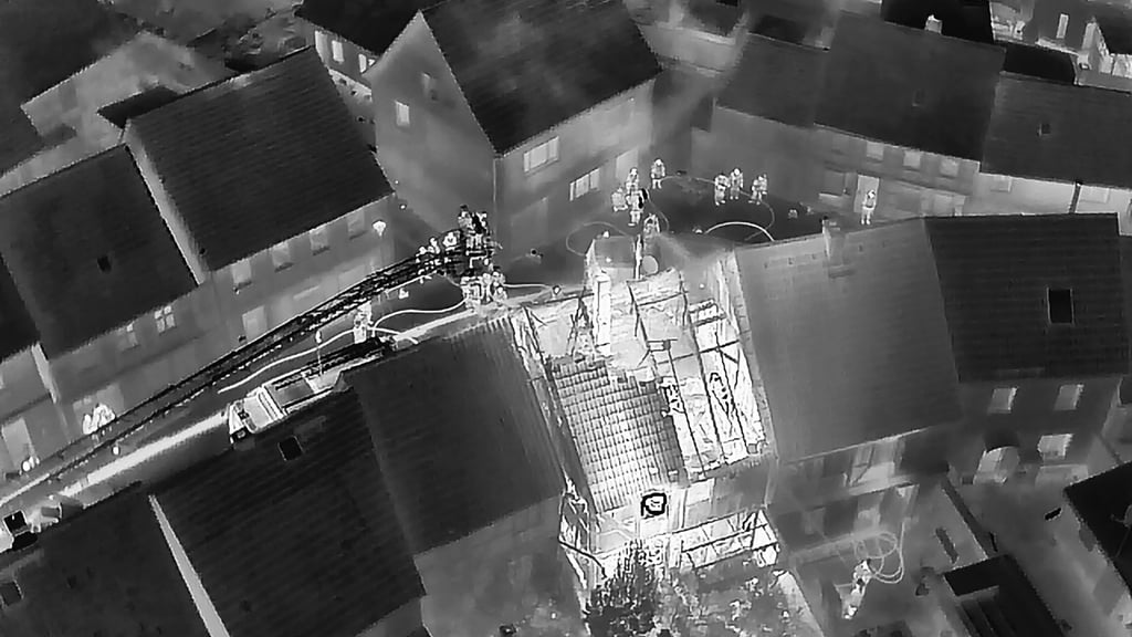 Das Foto einer Wärmebildkamera vom 1. März 2024,  4.50 Uhr. Ein Haus in der Fabianstraße Werben brennt. Zur Spitzenzeit sind 80 Feuerwehrleute  im Einsatz. Sie schaffen es, das Feuer fast komplett auf das Gebäude zu begrenzen. 